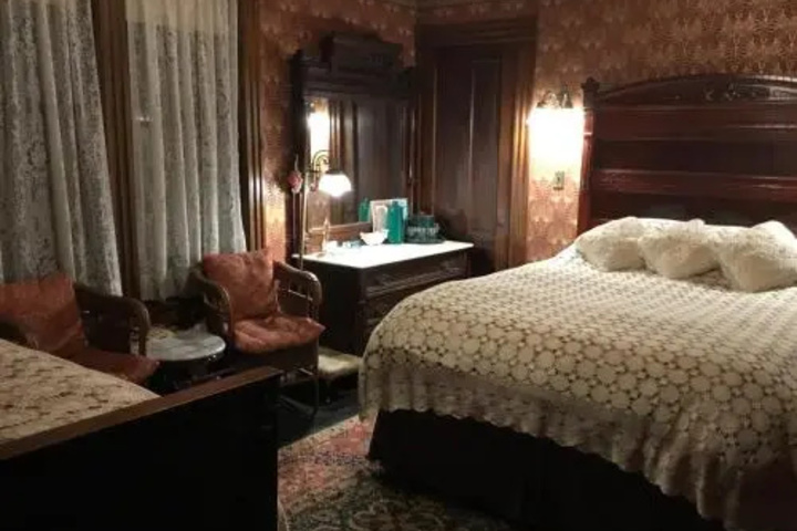 Room 4 of 17