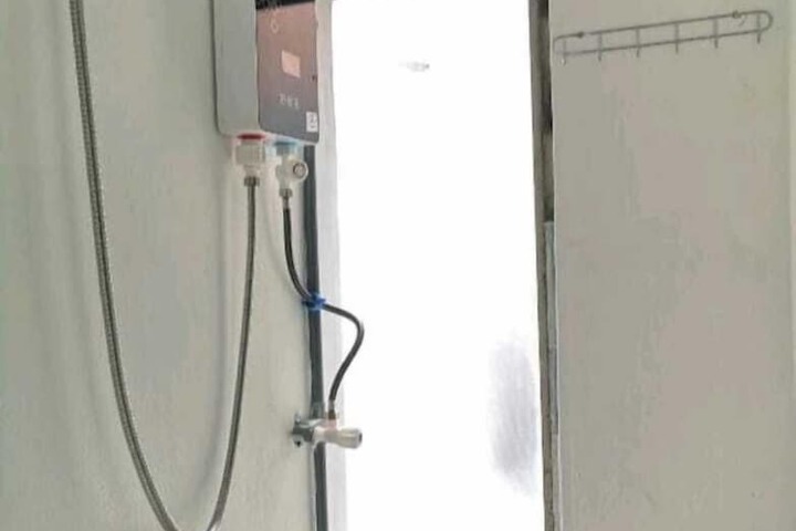Room 4 of 8
