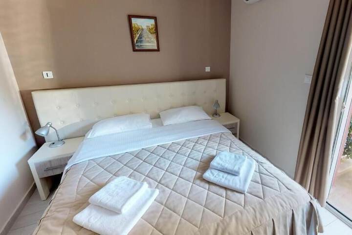 Room 4 of 63