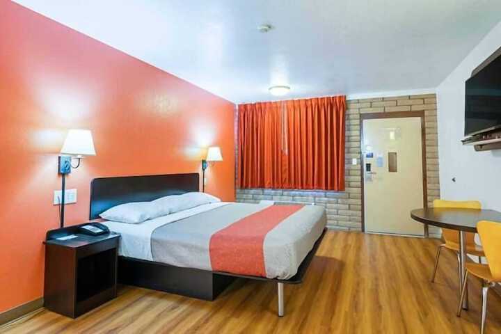 Room 9 of 24