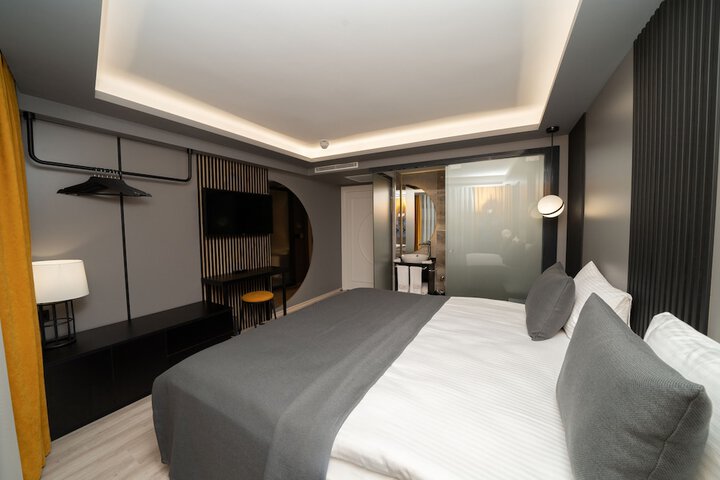 Room 16 of 38