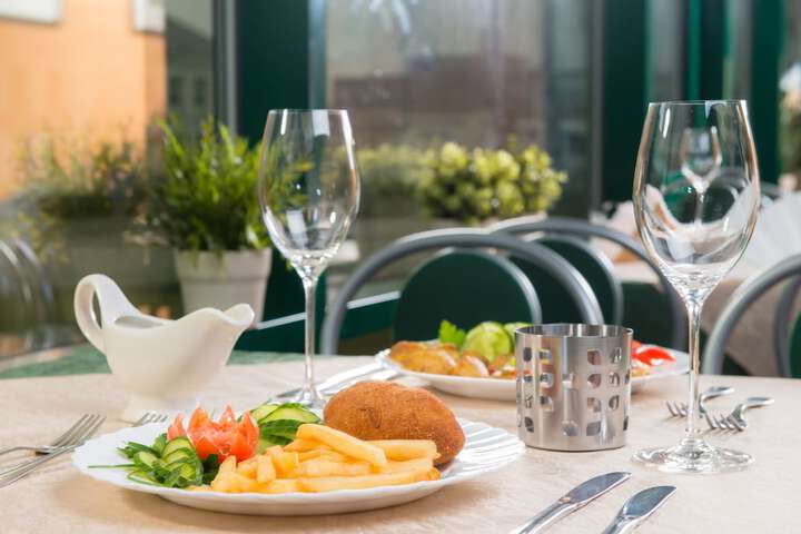 Dining 66 of 77