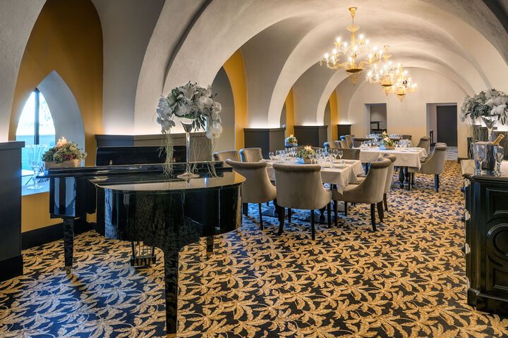 Ballroom/Hall 53 of 77