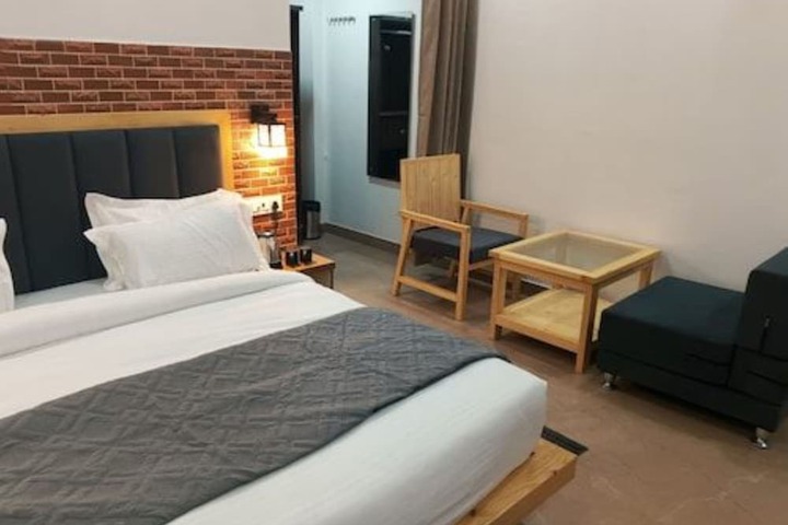 Room 6 of 32