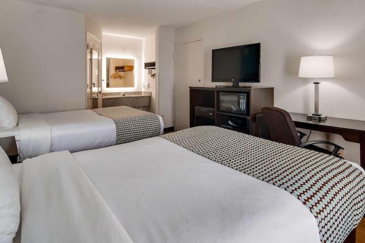 2 Double Beds Flat Screen Television Desk WiFi, Microwave and Refrigerator, Coffee Maker (7 of 9)