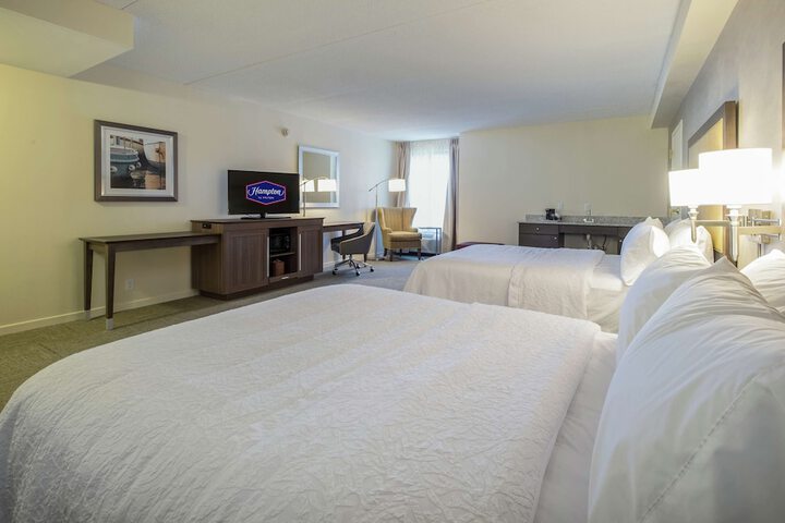2 Queen Beds (10 of 11)