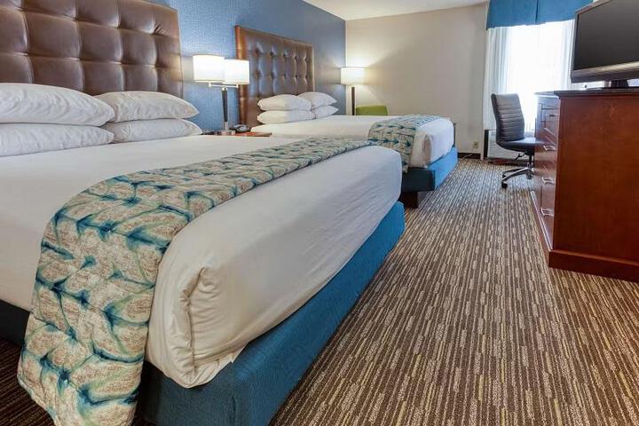 2 Queen Beds (6 of 8)