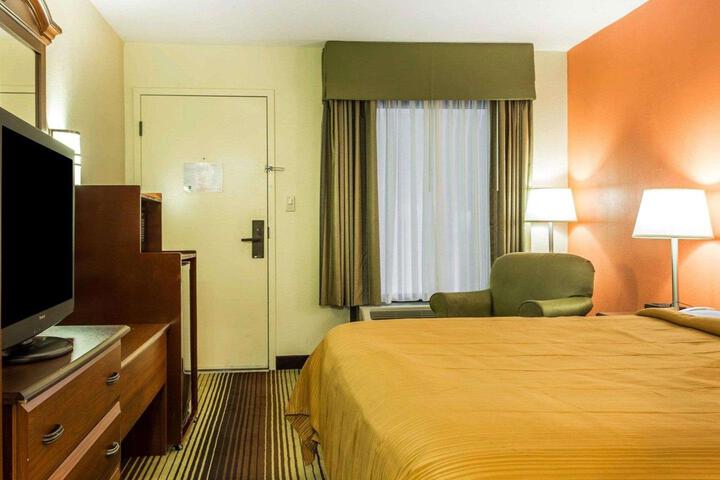 1 King Bed (3 of 6)