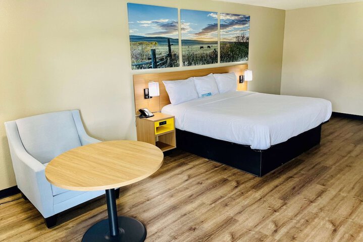 1 King Bed (4 of 8)