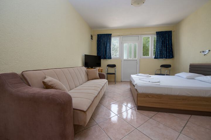Room 16 of 38