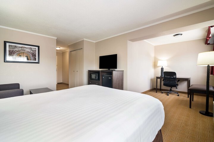 1 Queen Bed (3 of 8)