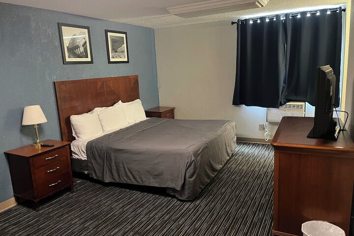 Deluxe King Bed (4 of 4)