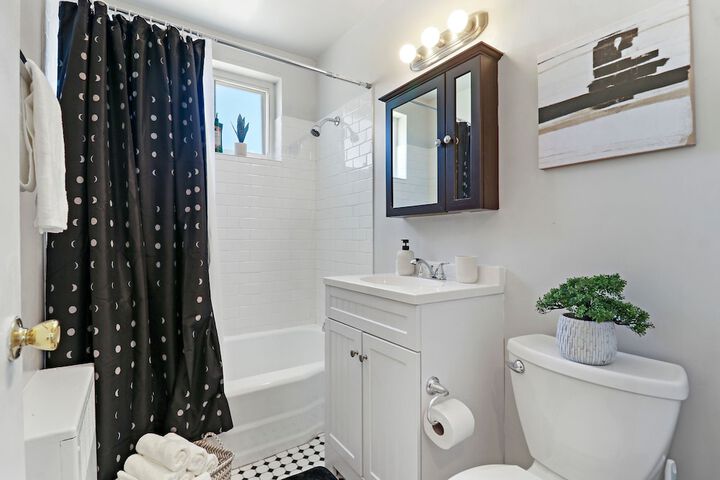 2BR Modern &  Comfy Apt in Rogers Park in Chicago, IL
