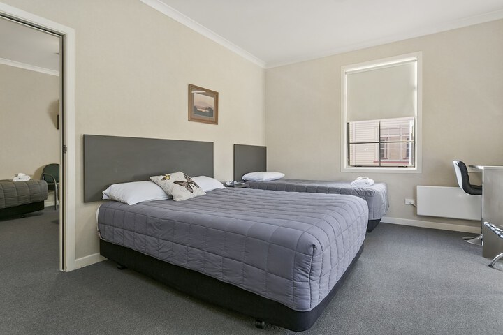 Room 6 of 28