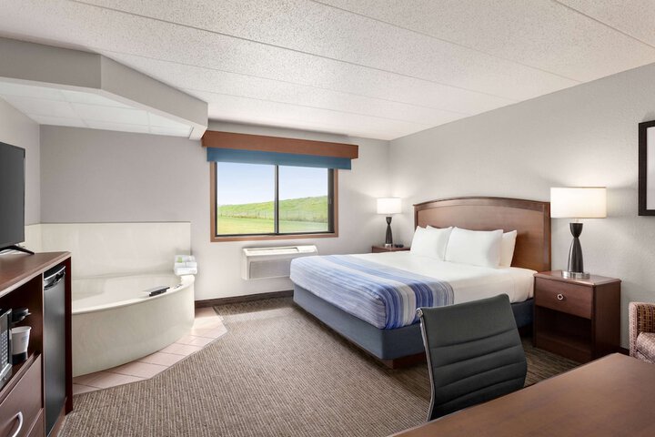 1 King Bed 1 Bedroom Business Suite Second Floor (3 of 17)