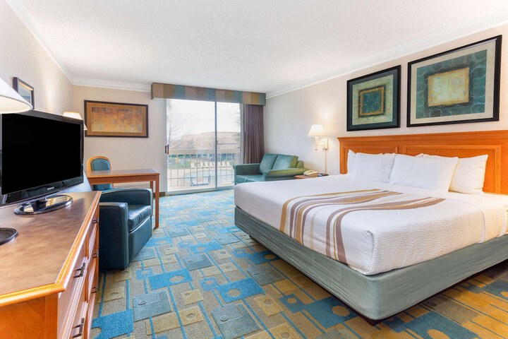 1 King Bed Deluxe Accessible Room Courtyard View (12 of 12)