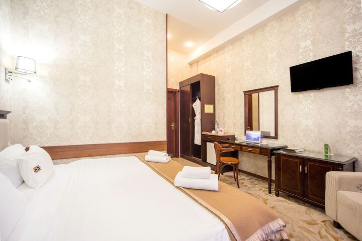 Room 6 of 33