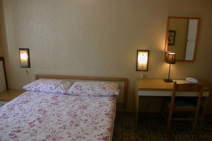 Room 10 of 65