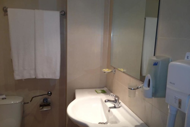 Room 6 of 33