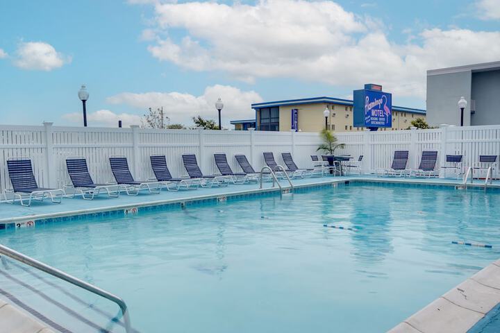 Hotel Pool