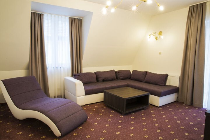 Room 18 of 132