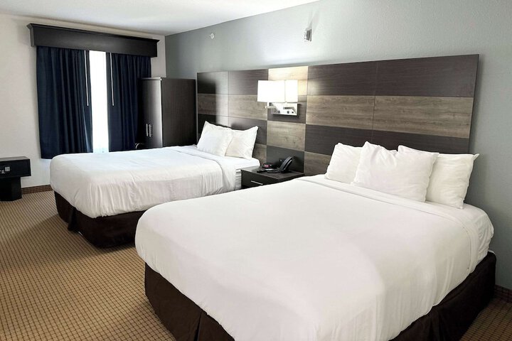 1 Queen Bed Efficiency Suite (28 of 54)