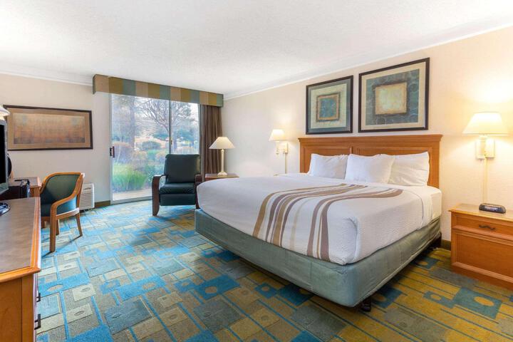 1 King Bed Deluxe Accessible Room Courtyard View (6 of 12)