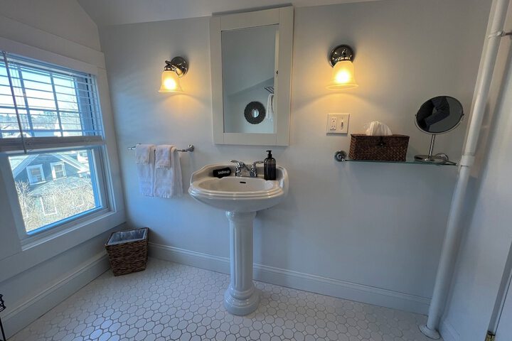 Room 204 of 297
