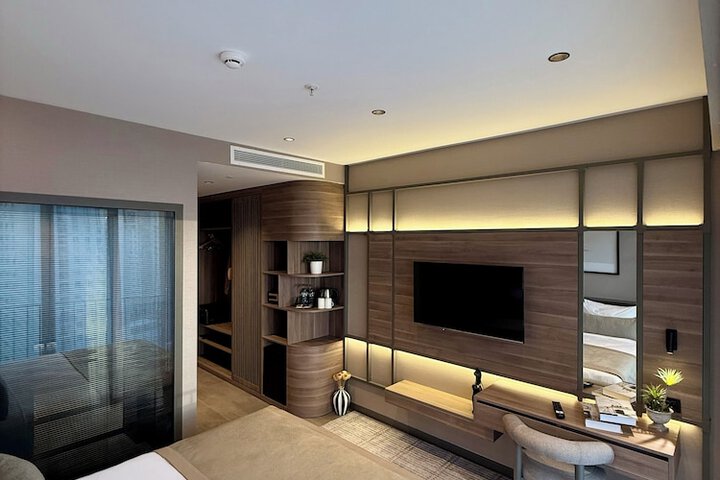 Room 18 of 104