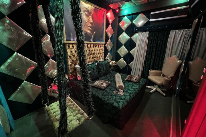 Room 3 of 96