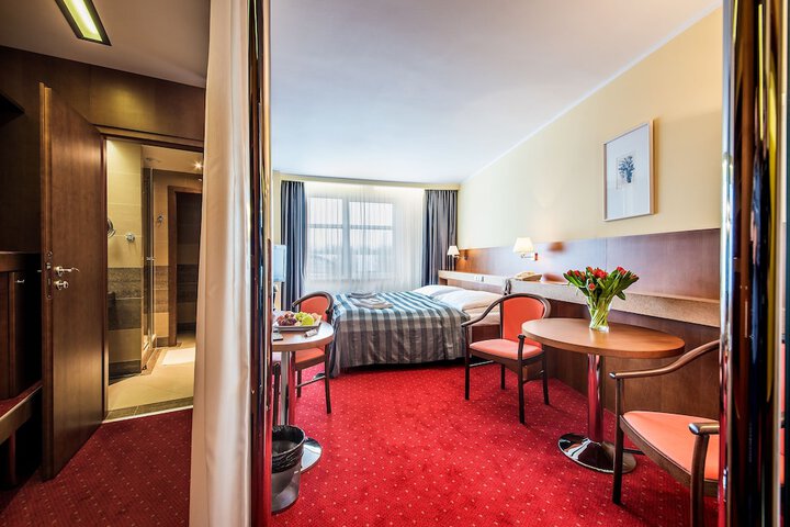 Room 14 of 77