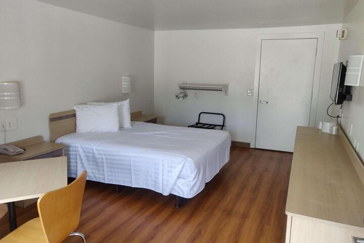 1 King Bed (2 of 4)