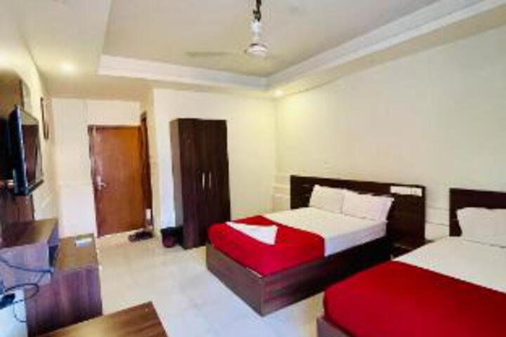 Room 5 of 9
