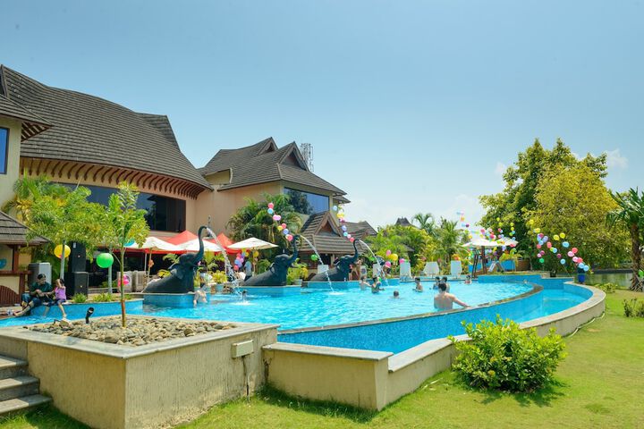 Hotel with Pool