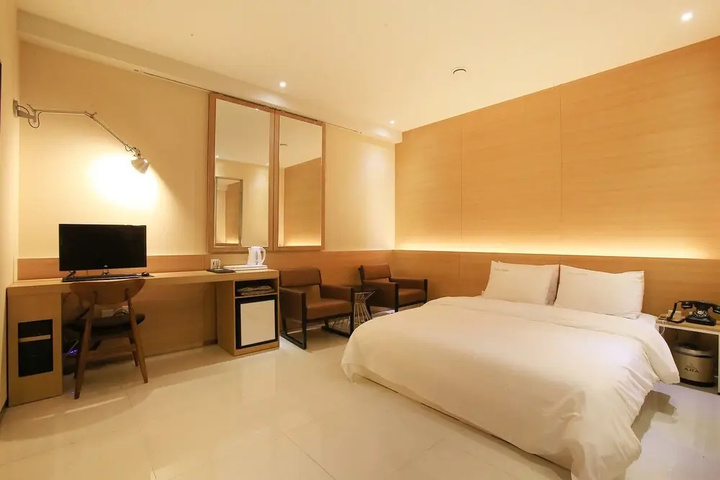 Room 6 of 30
