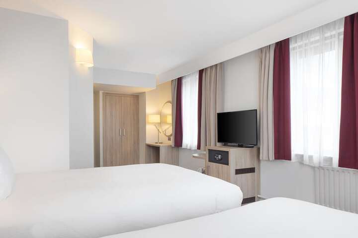 Room 45 of 102