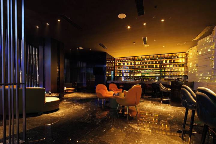 Lounge 109 of 124