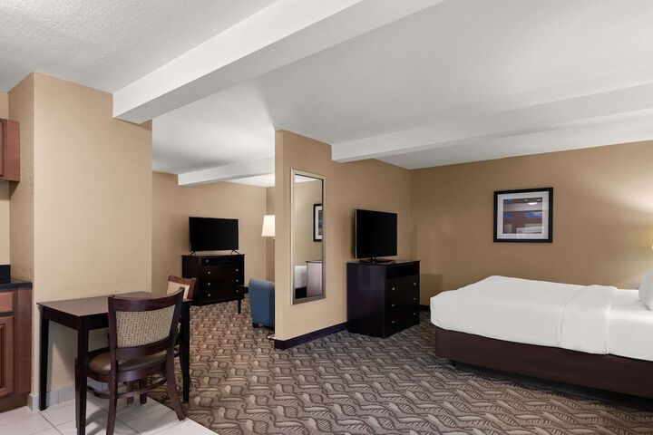 Standard King Bed Accessible (17 of 18)