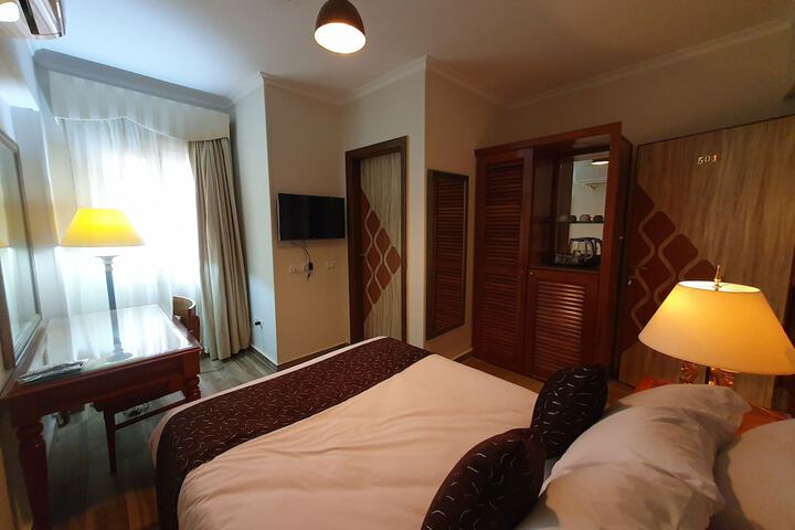 Room 13 of 34