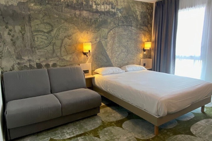 Room 11 of 105