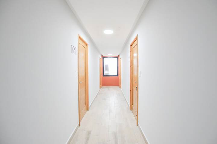Ballroom/Hall 108 of 122