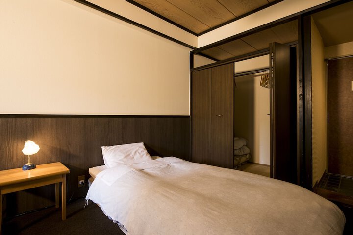 Room 11 of 33