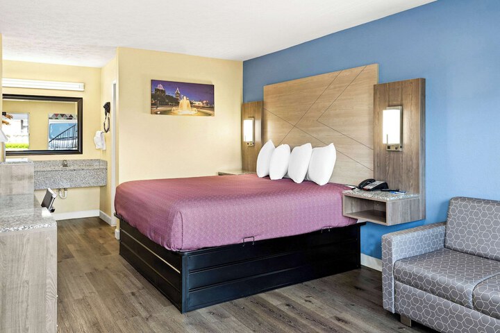 1 King Bed (17 of 18)