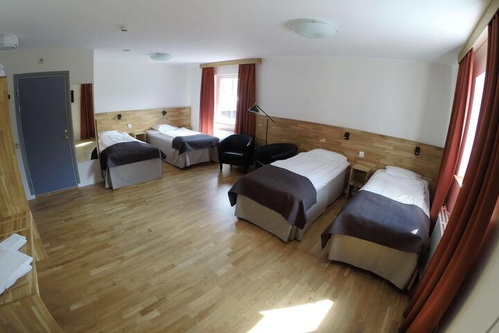 Room 11 of 32
