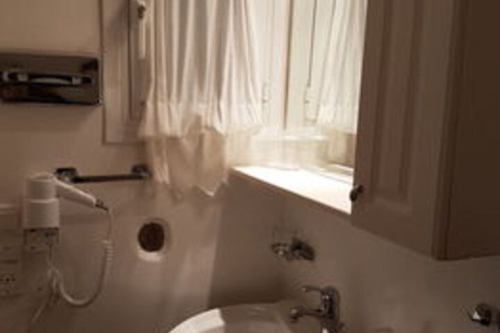 Room 6 of 24