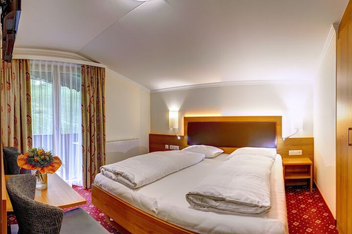 Room 2 of 73
