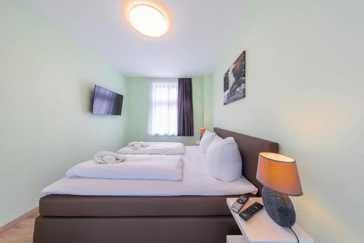 Room 4 of 8