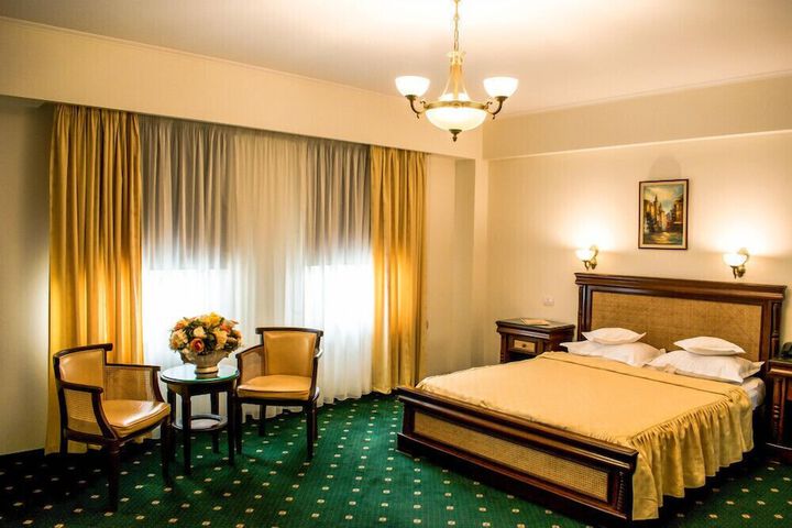 Room 8 of 28