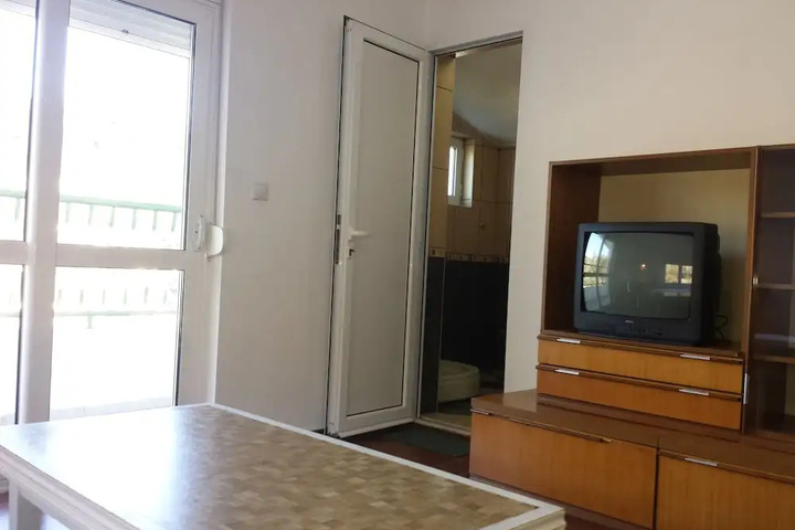 Room 6 of 14
