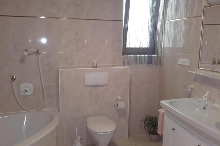Room 8 of 16